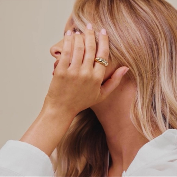 ✨ NWT 18k Gold plated croissant ring 🥐 ✨NO tarnish, quality jewelry! - Picture 3 of 5